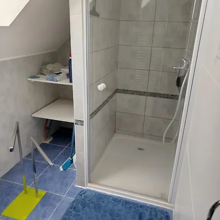 Bleue Dans Maison Avec Parking Penzion